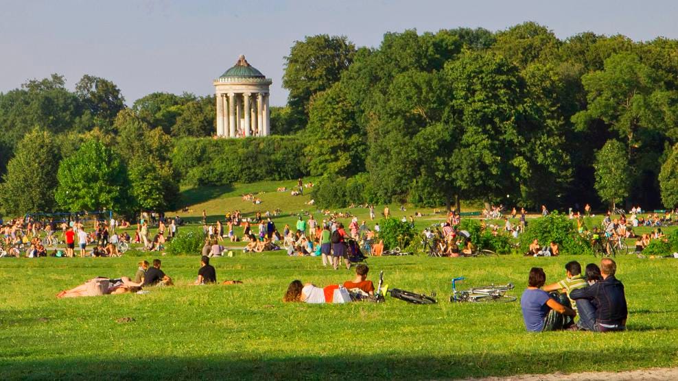 Английский сад - популярное место отдыха среди мюнхенцев | Getty Images