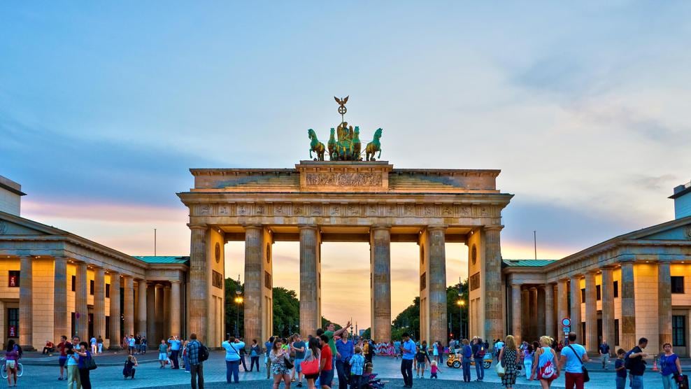 La Porte de Brandenburg au coucher du soleil. | Getty Images