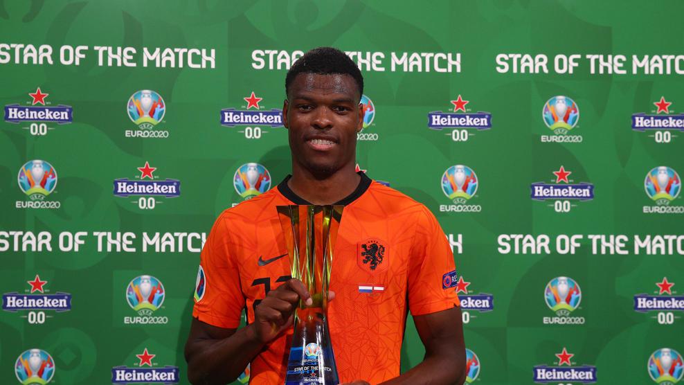  Denzel Dumfries con il premio a EURO 2020 | Getty Images