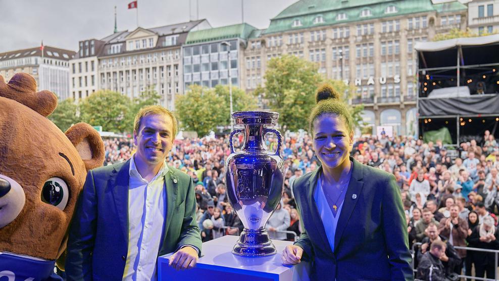 La mascotte de l'EURO 2024, Albärt, le directeur du tournoi Philipp Lahm et l'ambassadrice du tournoi Celia Šašić à Hambourg